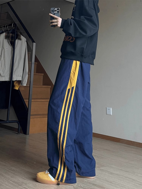 Muške sportske hlače u tamnoplavi s tri trake i blokom boja, ravni kroj, duge, udobne, američki retro stil, prugaste sportske hlače