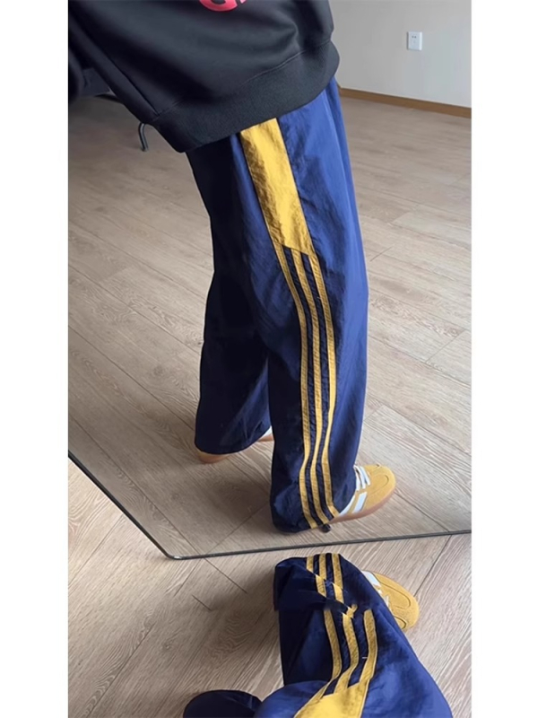Muške sportske hlače u tamnoplavi s tri trake i blokom boja, ravni kroj, duge, udobne, američki retro stil, prugaste sportske hlače