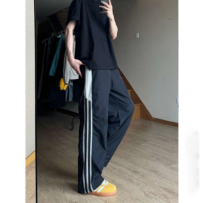 Muške sportske hlače u tamnoplavi s tri trake i blokom boja, ravni kroj, duge, udobne, američki retro stil, prugaste sportske hlače