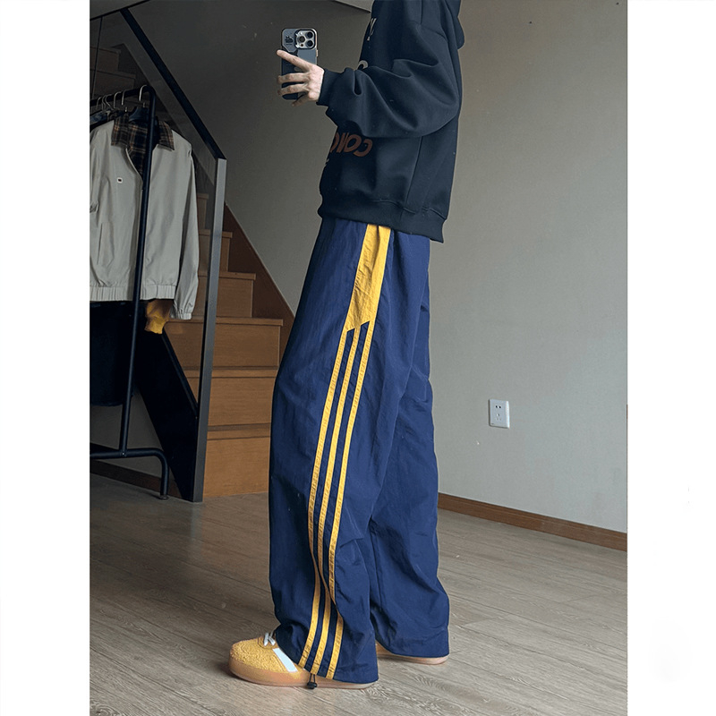 Muške sportske hlače u tamnoplavi s tri trake i blokom boja, ravni kroj, duge, udobne, američki retro stil, prugaste sportske hlače