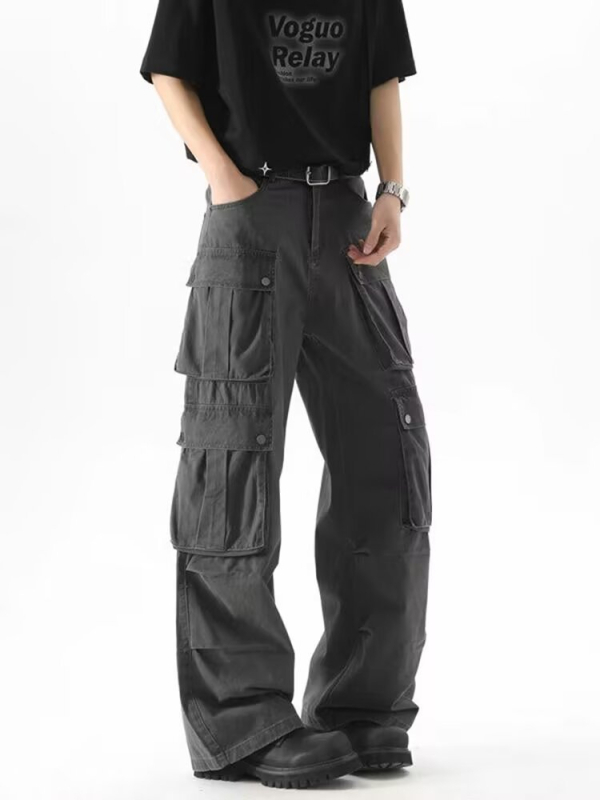 Férfi cargo nadrág, több zsebbel, hip-hop stílusú, funkcionális, modern streetwear, laza szabású, széles lábszárú