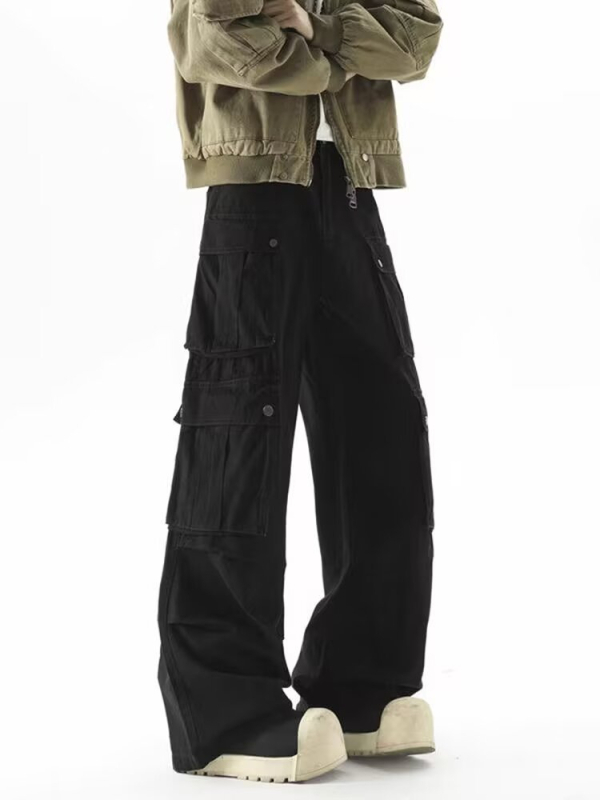 Férfi cargo nadrág, több zsebbel, hip-hop stílusú, funkcionális, modern streetwear, laza szabású, széles lábszárú