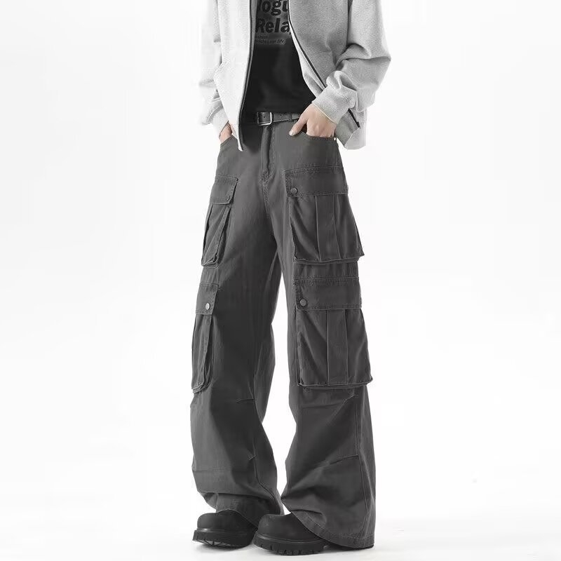 Férfi cargo nadrág, több zsebbel, hip-hop stílusú, funkcionális, modern streetwear, laza szabású, széles lábszárú