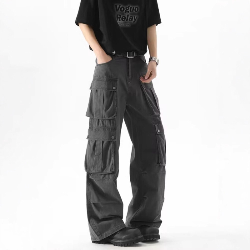 Férfi cargo nadrág, több zsebbel, hip-hop stílusú, funkcionális, modern streetwear, laza szabású, széles lábszárú