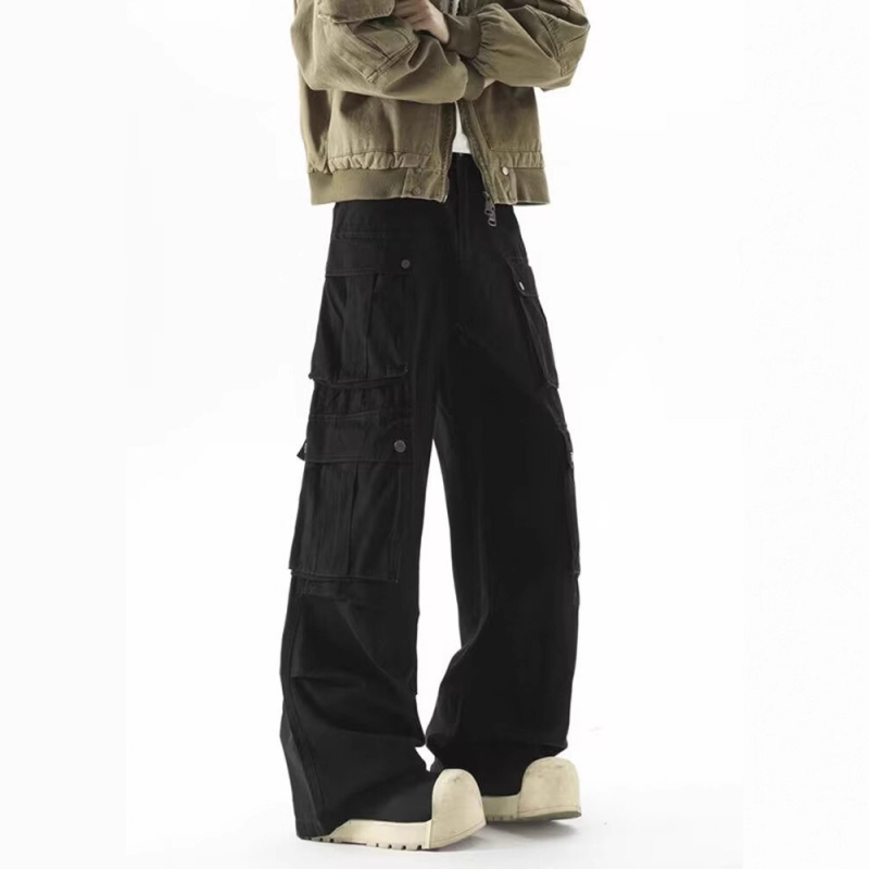 Férfi cargo nadrág, több zsebbel, hip-hop stílusú, funkcionális, modern streetwear, laza szabású, széles lábszárú