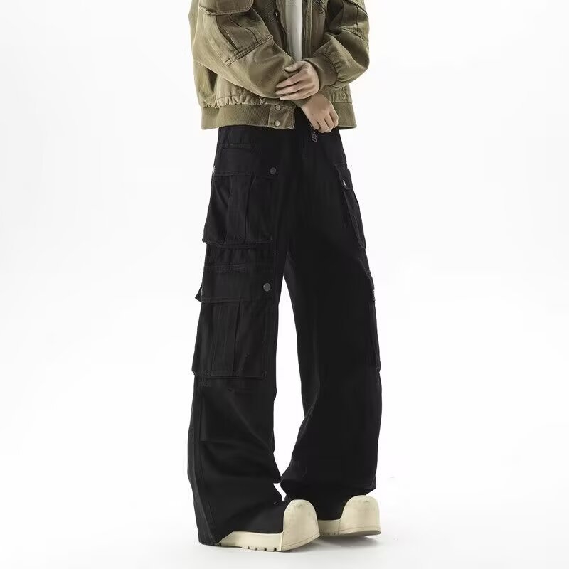Férfi cargo nadrág, több zsebbel, hip-hop stílusú, funkcionális, modern streetwear, laza szabású, széles lábszárú