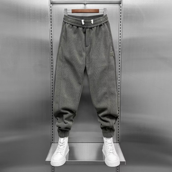 Férfi fleece-béléses meleg, egyenes szabású sportnadrág, karcsúsító hatású, vizuálisan hosszabbítja a testet, sokoldalú casual-sport stílus, őszi–téli 2025