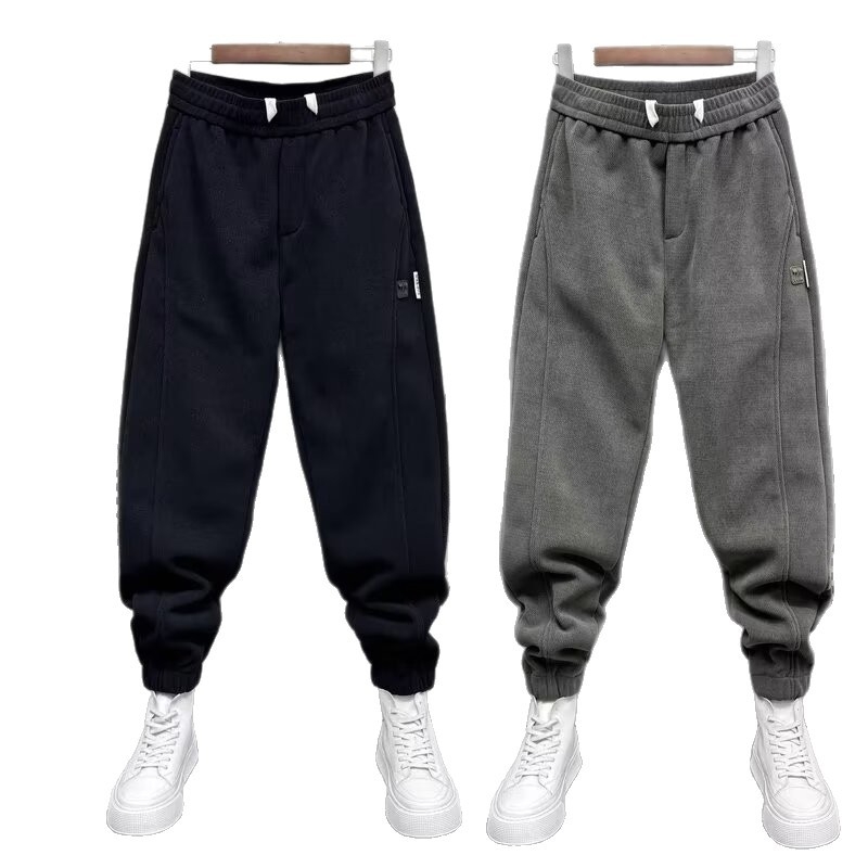 Férfi fleece-béléses meleg, egyenes szabású sportnadrág, karcsúsító hatású, vizuálisan hosszabbítja a testet, sokoldalú casual-sport stílus, őszi–téli 2025