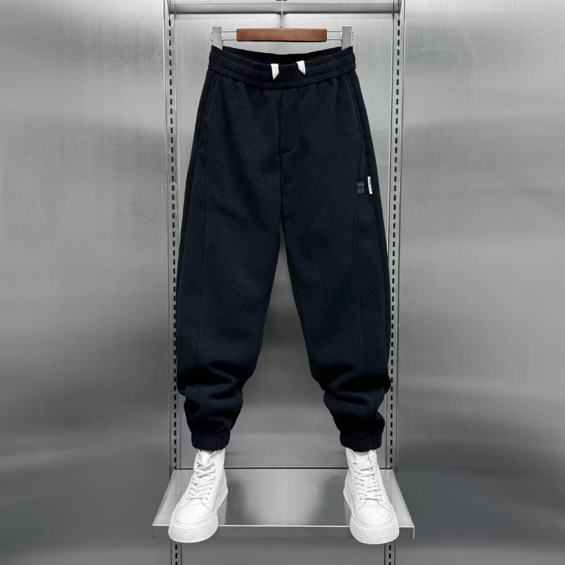 Férfi fleece-béléses meleg, egyenes szabású sportnadrág, karcsúsító hatású, vizuálisan hosszabbítja a testet, sokoldalú casual-sport stílus, őszi–téli 2025