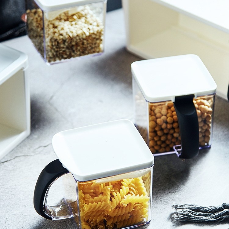 Set posuda za začine u minimalističkom japanskom stilu, koje se mogu slagati u kuhinji