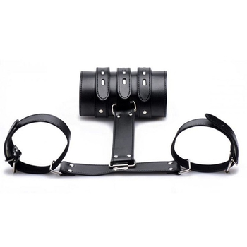 Accesorii din piele cu nituri metalice pentru un look medieval retro