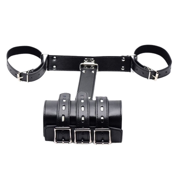 Accesorii din piele cu nituri metalice pentru un look medieval retro
