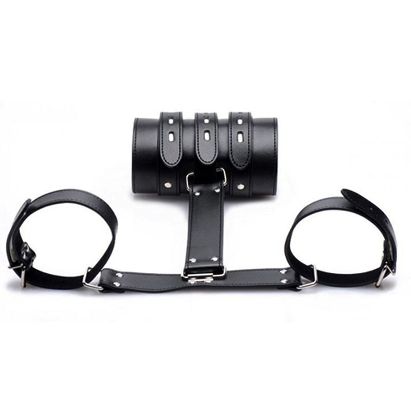 Accesorii din piele cu nituri metalice pentru un look medieval retro