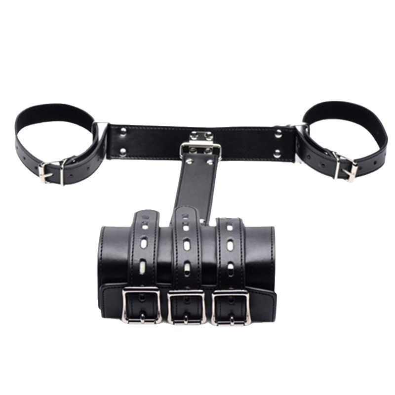 Accesorii din piele cu nituri metalice pentru un look medieval retro