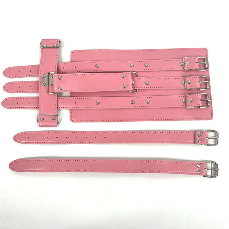 Accesorii din piele cu nituri metalice pentru un look medieval retro