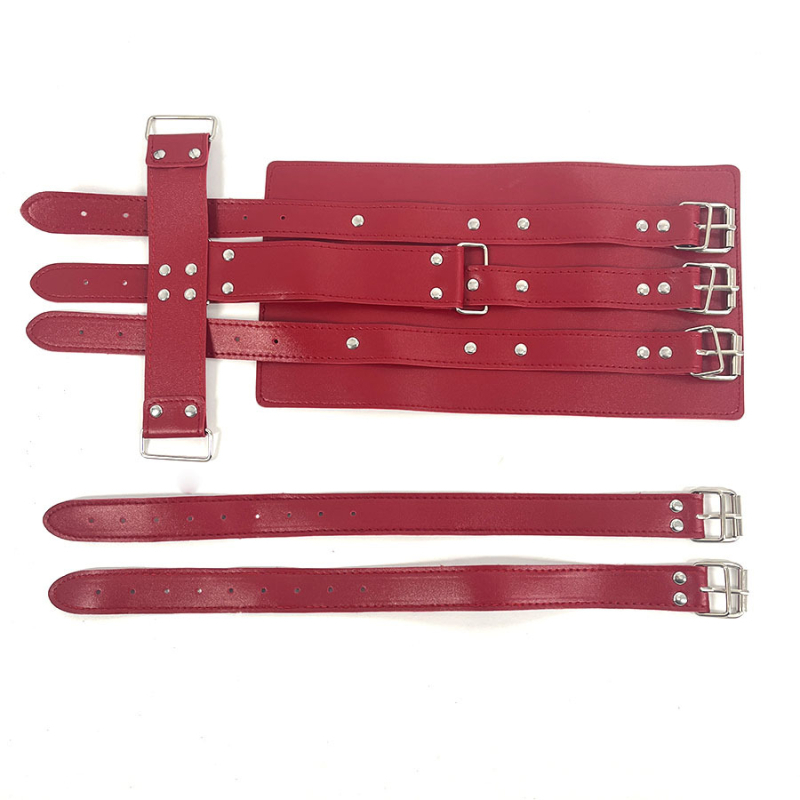 Accesorii din piele cu nituri metalice pentru un look medieval retro