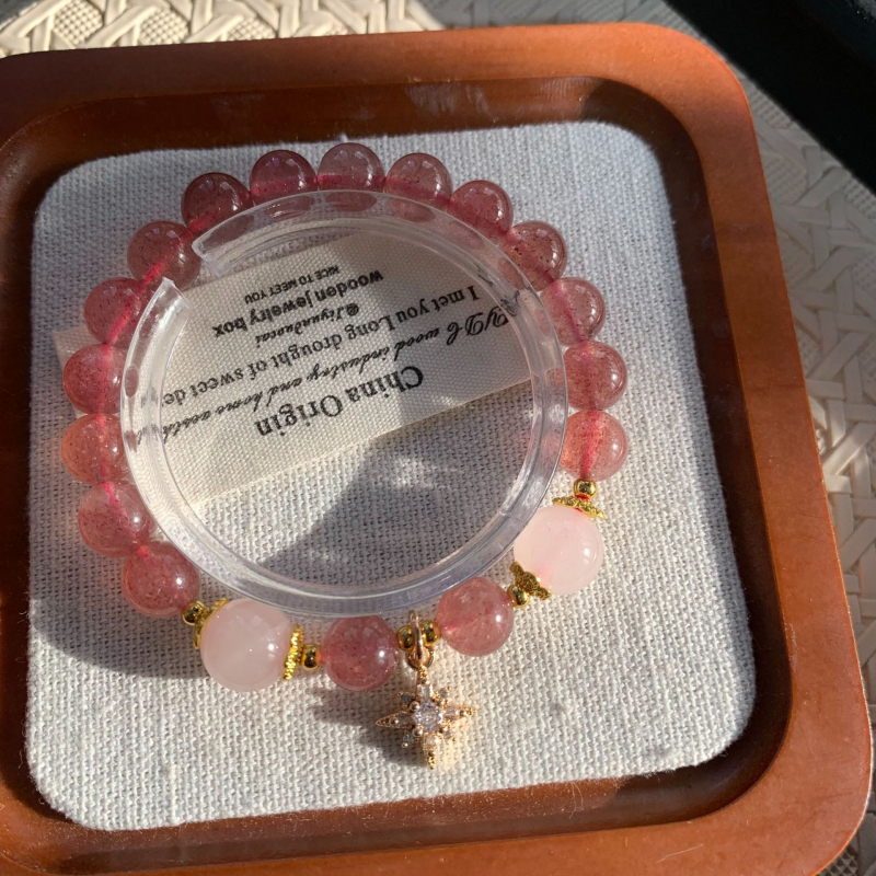 Prirodna narukvica od jagodastog kvarca s ružičastim kristalom i bijelim ahatom, sigurnosnim kopčom – lagani luksuz, nišni dizajn