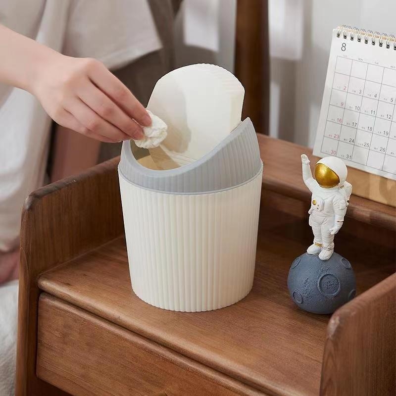 Višebojni plastični stolni kantu za otpatke s poklopcem koji se otvara