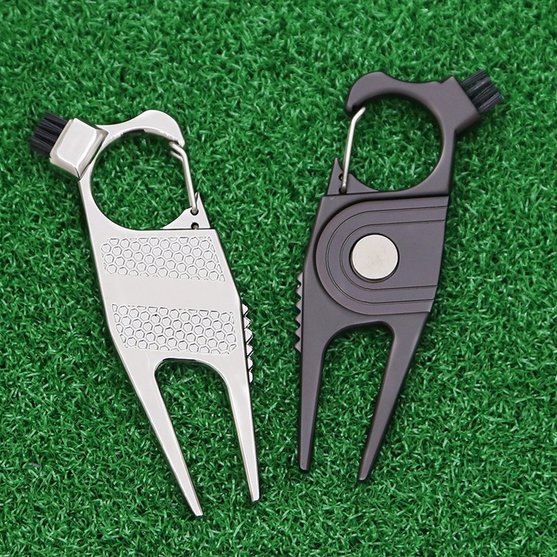 Višefunkcionalna golf vilica za travu s četkom i metalnim dodacima, cink legura, mogućnost tiska logotipa