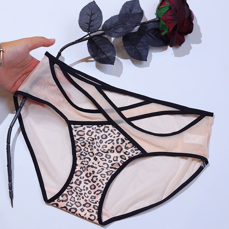 Otisnut leopard uzorak od ledene svile, kontrastna prozirna mreža, prozračne bikini gaćice, niski struk, žene