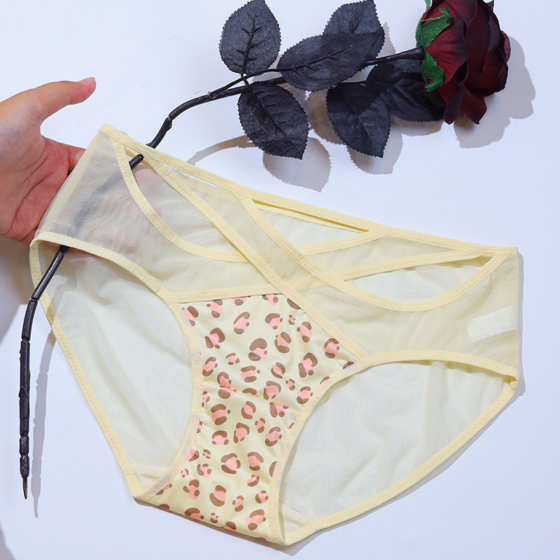Otisnut leopard uzorak od ledene svile, kontrastna prozirna mreža, prozračne bikini gaćice, niski struk, žene