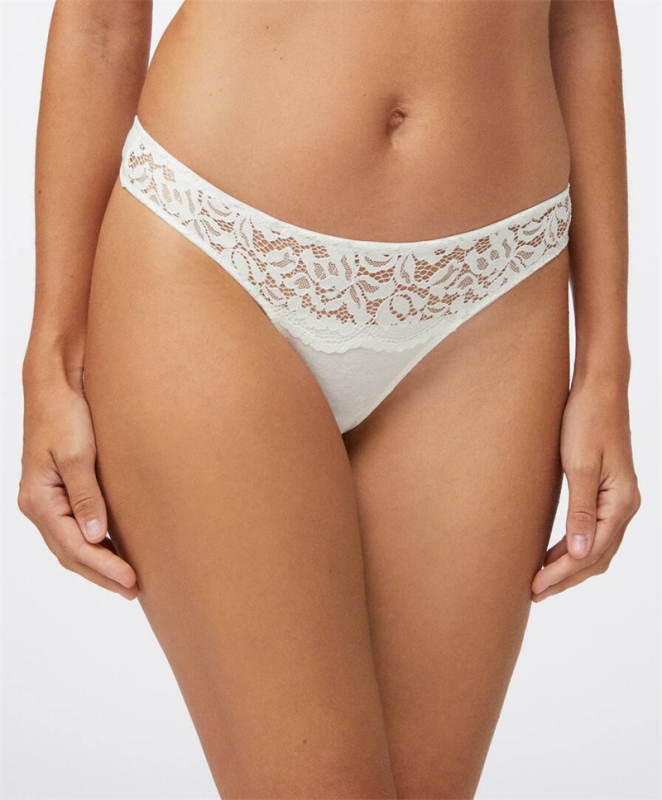 Ženske čipkaste bikini gaćice s niskim do srednjeg struka, uz bokove prianjajuće, prozirne s cvjetnim uzorkom i pamukom iznutra