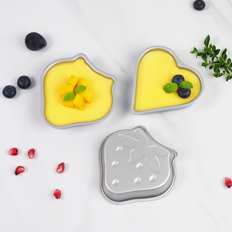 Neprijanjajuća kalupa za pečenje – puding u čašama s jagodama, puding u obliku srca te kalupe za tart i kolač.