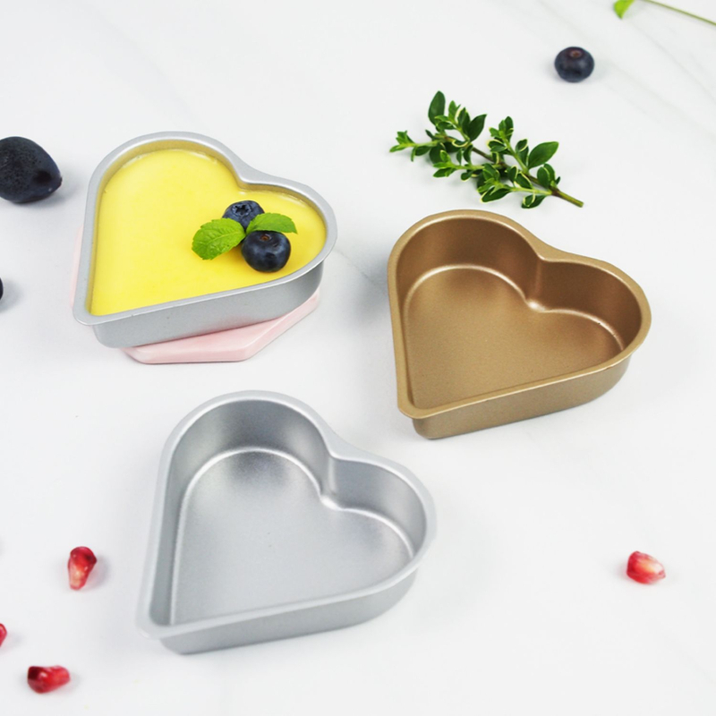 Neprijanjajuća kalupa za pečenje – puding u čašama s jagodama, puding u obliku srca te kalupe za tart i kolač.