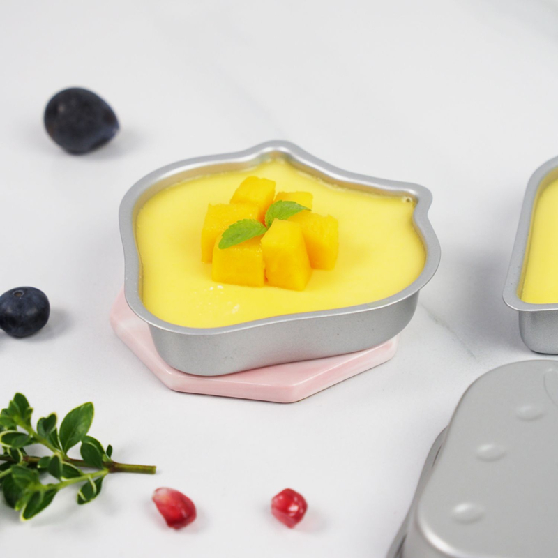 Neprijanjajuća kalupa za pečenje – puding u čašama s jagodama, puding u obliku srca te kalupe za tart i kolač.