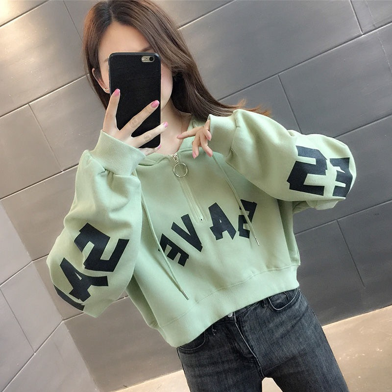 Ženski cropped duksa s kapuljom i polu-zipom, lagana tkanina, streetwear stil, 2025