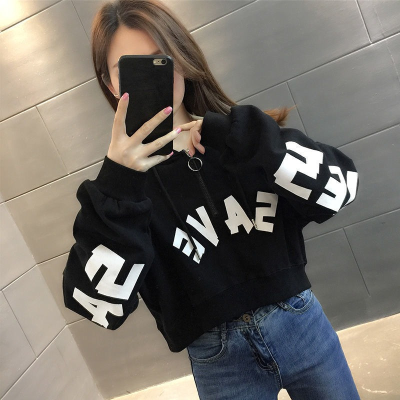 Ženski cropped duksa s kapuljom i polu-zipom, lagana tkanina, streetwear stil, 2025