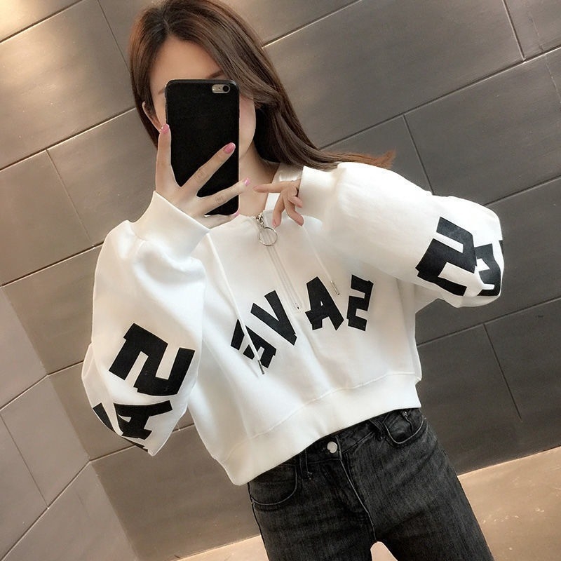 Ženski cropped duksa s kapuljom i polu-zipom, lagana tkanina, streetwear stil, 2025