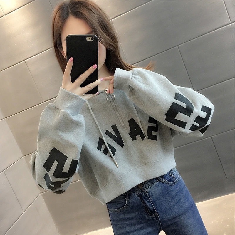 Ženski cropped duksa s kapuljom i polu-zipom, lagana tkanina, streetwear stil, 2025
