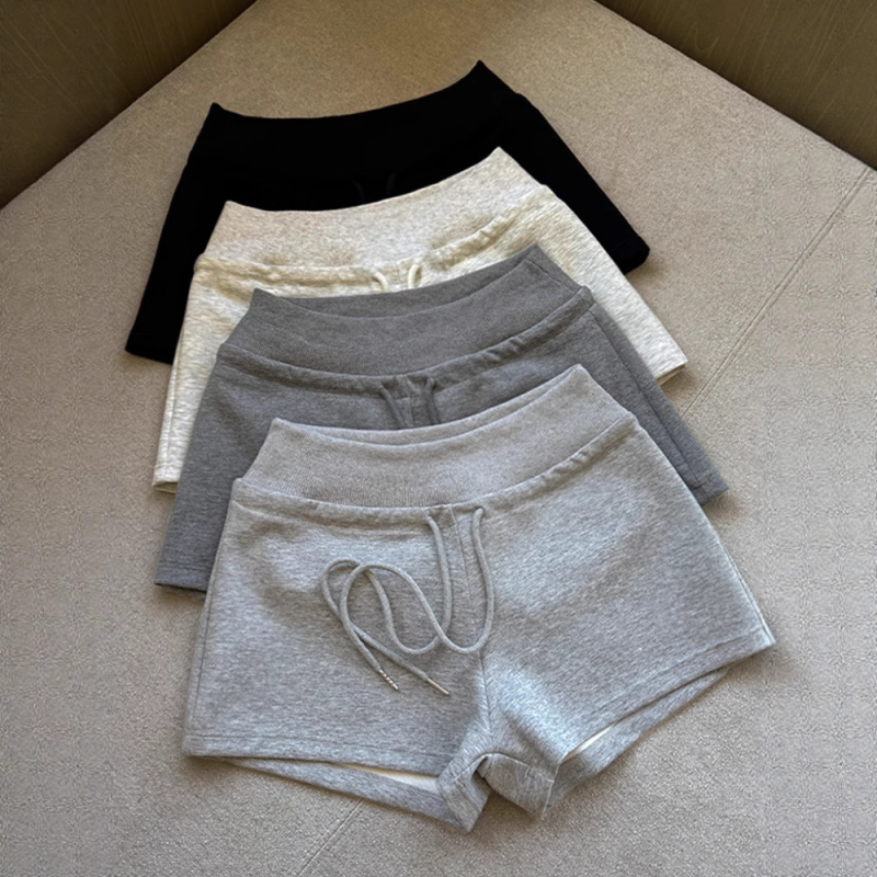 Ženske kratke hlače sive boje u američkom stilu, ljetni model, opuštena silueta, niski struk, vizualno suzbijanje, ravni kroj, duljina tri četvrtine