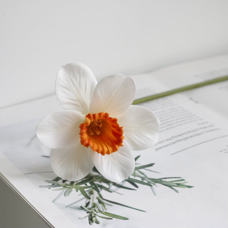 Umjetni narcis, s jednim stabljikom, za kućnu dekoraciju i fotografski rekvizit