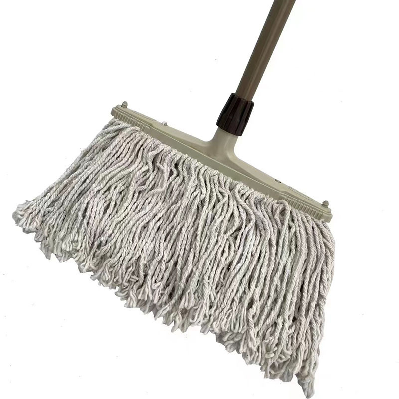 Pamučni mop s dugim držalom, upijajuća plosnata glava, ručno uvijanje mopom, čvrsta konstrukcija.