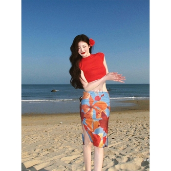 Potiskani set: Crop top s otvorenim leđima i duga suknja – ženski ljetni stil plaže