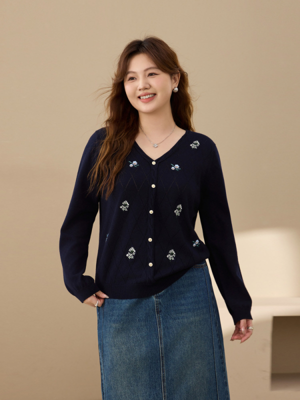 Slim and Beautiful Plus-Size hímzett V-nyakú kötött felső, elegáns hosszú ujjú