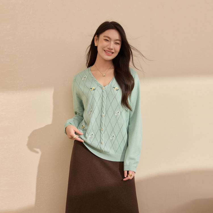Slim and Beautiful Plus-Size hímzett V-nyakú kötött felső, elegáns hosszú ujjú