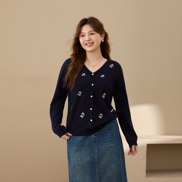 Slim and Beautiful Plus-Size hímzett V-nyakú kötött felső, elegáns hosszú ujjú