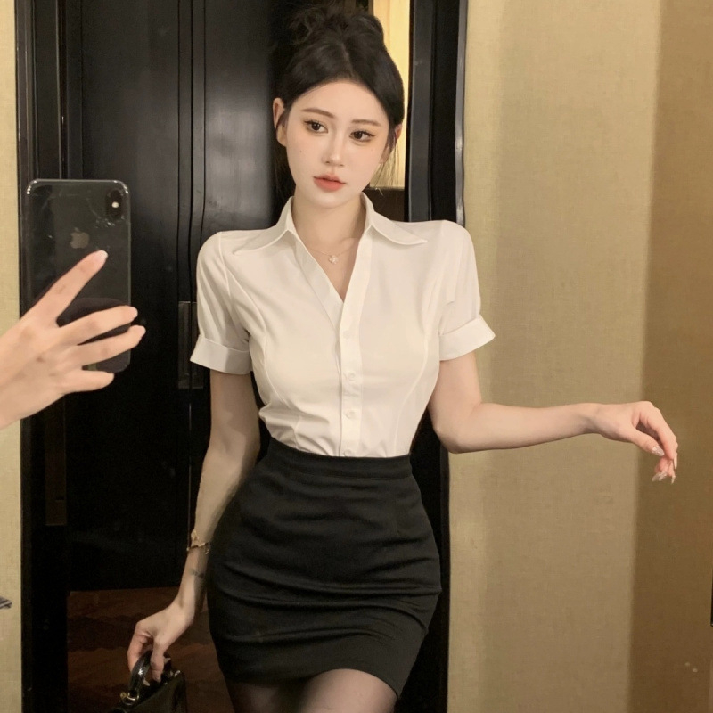Set hotelske uniforme za osoblje — bluza s dubokim V izrezom i kostim sa suknjom, kratkih rukava, minimalistički dizajn