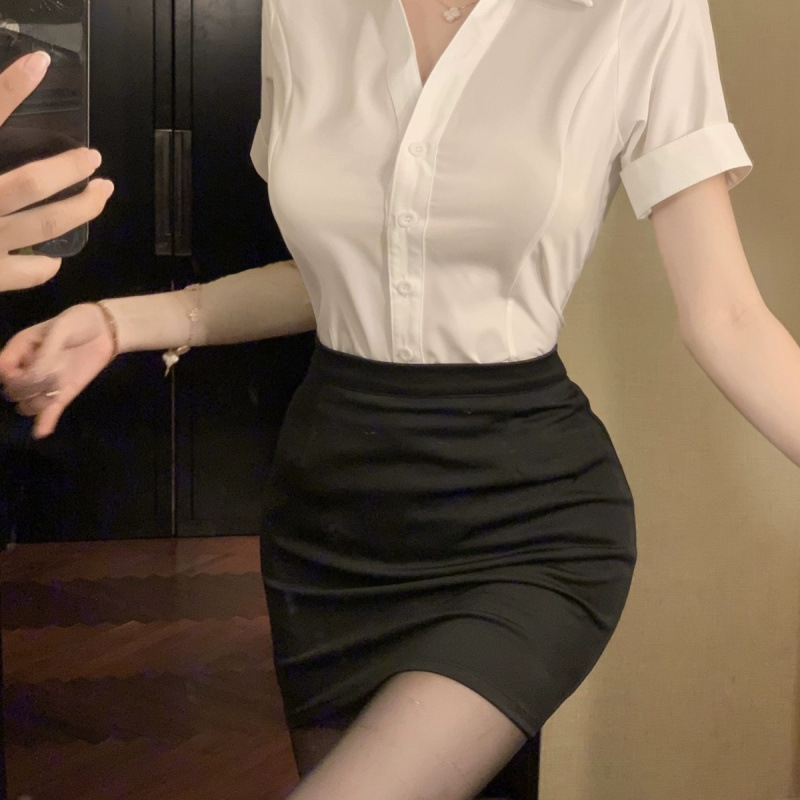 Set hotelske uniforme za osoblje — bluza s dubokim V izrezom i kostim sa suknjom, kratkih rukava, minimalistički dizajn