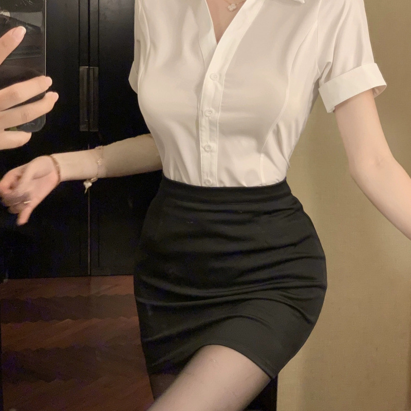 Set hotelske uniforme za osoblje — bluza s dubokim V izrezom i kostim sa suknjom, kratkih rukava, minimalistički dizajn