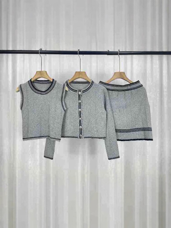 Pleteni kostim u Chanel stilu: dugi rukavi kardigan i jakna, unutarnji top-vest te plisirana suknja za jesen – trodjelni set