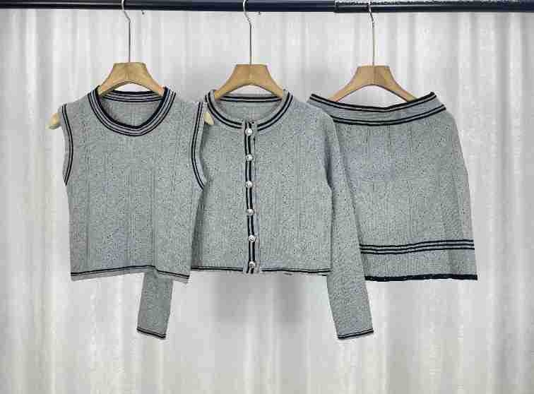 Pleteni kostim u Chanel stilu: dugi rukavi kardigan i jakna, unutarnji top-vest te plisirana suknja za jesen – trodjelni set