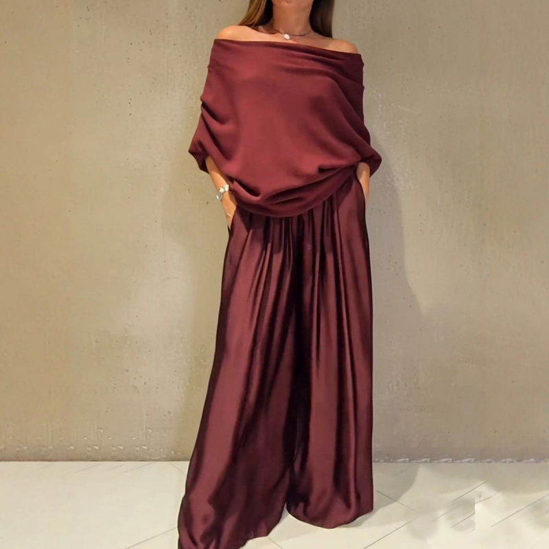 Elegantni dvodijelni set: top bez ramena i satenske hlače širokog kroja