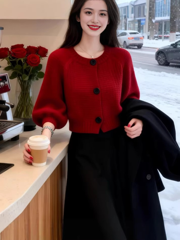 Crveni dvodijelni set: pleteni kardigan i suknja srednje dužine, za Novu godinu, opušten i elegantan stil