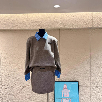 Korejski stil: casual dvodijelni set s puloverom s ovratnikom i suknjom visokog struka – jesen 2025