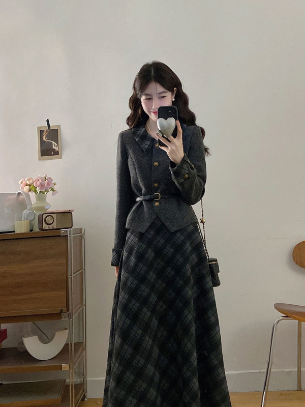 Plus-size ženski komplet za jesen-zimu 2025 u korejskom stilu: elegantan sako i suknja, vizualno sužava siluetu.
