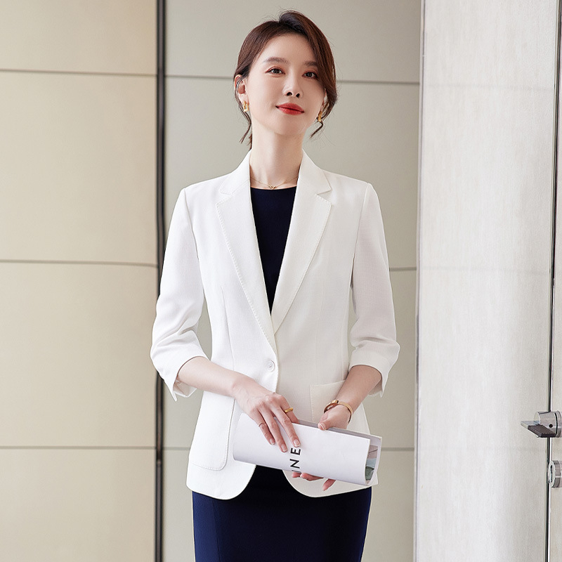 Ženski poslovni kostim za jesen 2023 – elegantan, visokokvalitetan s 3/4 rukavima i midi suknjom